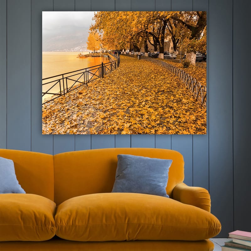 Canvas taulu 70x100 cm - Kaunis syysmaisema kultaisine lehtineen kävelypolulla järven rannalla - Kultaoranssi / Tummankeltainen / Ruskea - Sisustustuotteet - Taulu & taide - Canvas-taulu