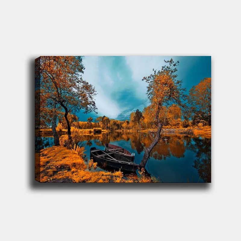 Canvas taulu 70x100 cm - Kaunis syysmaisema tyynellä järvellä ja veneellä rannalla, Oranssi / Turkoosi