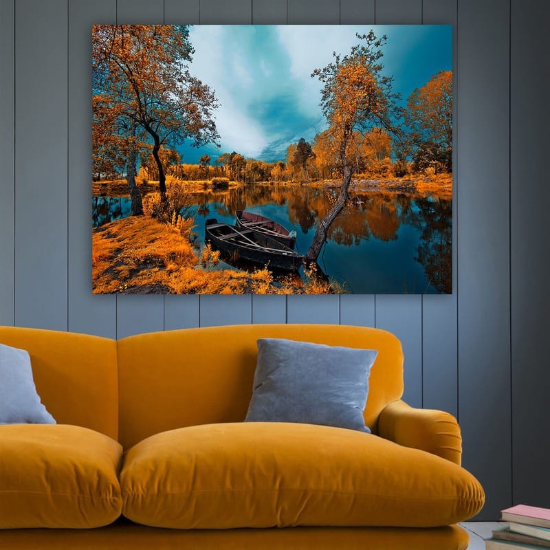 Canvas taulu 70x100 cm - Kaunis syysmaisema tyynellä järvellä ja veneellä rannalla - Oranssi / Turkoosi - Sisustustuotteet - Taulu & taide - Canvas-taulu