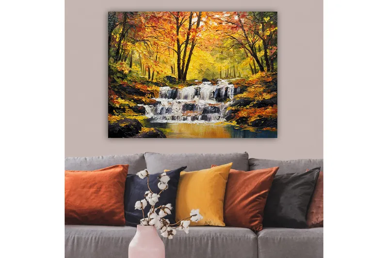 Canvas taulu 70x100 cm - Kaunis syysmaisema väreilevällä vesiputouksella, jota ympäröivät värikkäät keltaiset ja oranssit puut - Keltainen / Oranssi / Ruskea - Sisustustuotteet - Taulu & taide - Canvas-taulu