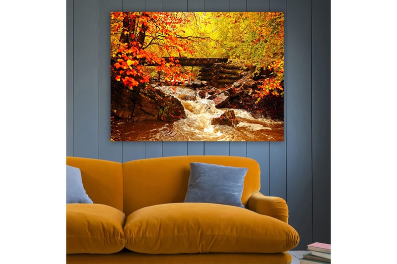 Canvas taulu 70x100 cm - Kaunis syysmaisema väreilevällä purolla, jota ympäröivät värikkäät puut ja lämpimän sävyiset lehdet - Oranssi / Keltainen / Ruskea - Sisustustuotteet - Taulu & taide - Canvas-taulu