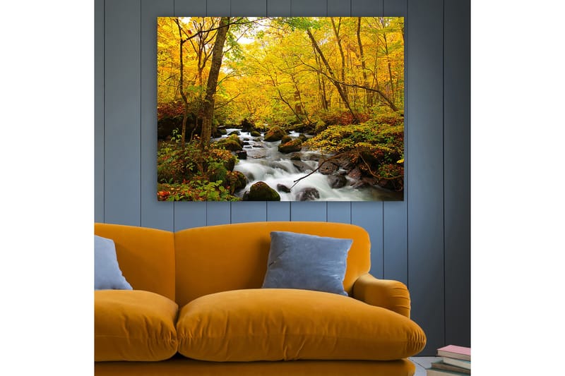 Canvas taulu 70x100 cm - Kaunis syysmaisema väreilevällä purolla, jota ympäröivät kultaiset ja punaiset puut - Kullankeltainen / Tummanvihreä / Punainen - Sisustustuotteet - Taulu & taide - Canvas-taulu