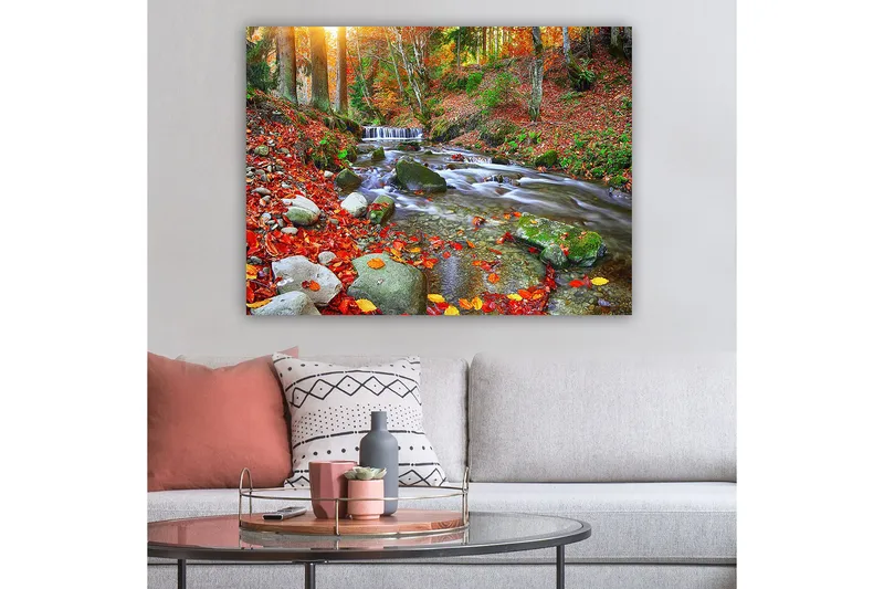 Canvas taulu 70x100 cm - Kaunis syysmaisema väreilevällä purolla, jota ympäröivät värikkäät syksyn lehdet - Punainen / Vihreä / Ruskea - Sisustustuotteet - Taulu & taide - Canvas-taulu