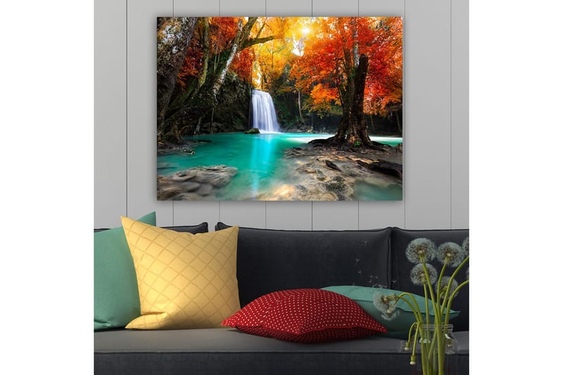 Canvas taulu 70x100 cm - Kaunis syysmaisema vesiputouksella, jota ympäröivät värikkäät puut oranssin ja punaisen sävyissä - Turkoosi / Oranssi / Punainen - Sisustustuotteet - Taulu & taide - Canvas-taulu