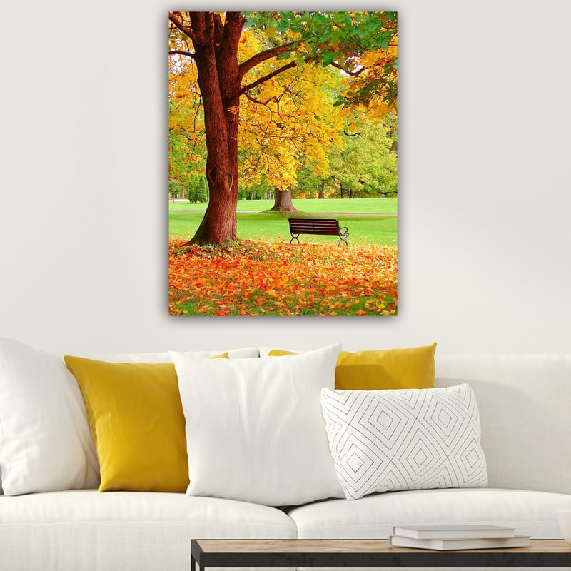 Canvas taulu 70x100 cm - Kaunis syysmaisema penkillä värikkään puun alla - Kullankeltainen / Oranssi / Ruskea - Sisustustuotteet - Taulu & taide - Canvas-taulu
