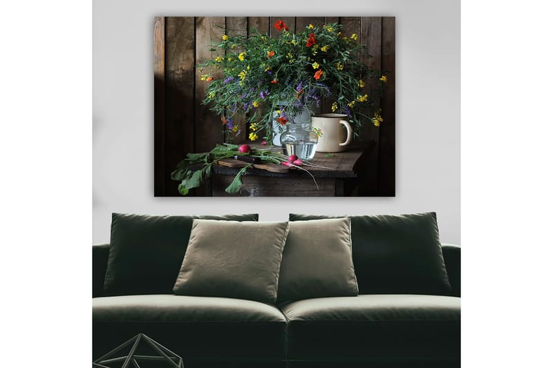 Canvas taulu 70x100 cm - Kaunis värikkäiden kukkien kimppu lasimaljakossa puupöydällä, Vihreä / Keltainen / Punainen