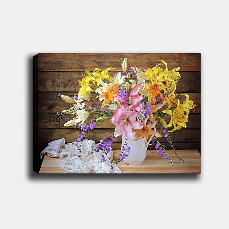 Canvas taulu 70x100 cm - Kaunis värikkäiden kukkien kimppu valkoisessa maljakossa, Keltainen / Vaaleanpunainen / Violetti