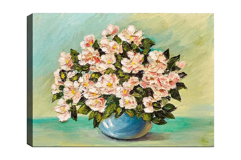 Canvas taulu 70x100 cm - Kaunis vaaleanpunaisten kukkien kimppu sinisessä maljakossa, Vaaleanpunainen / Vihreä / Sininen
