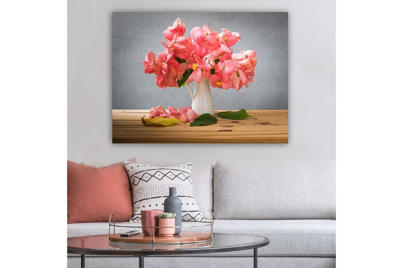 Canvas taulu 70x100 cm - Kaunis vaaleanpunaisten kukkien kimppu valkoisessa maljakossa - Vaaleanpunainen / Vihreä / Keltainen - Sisustustuotteet - Taulu & taide - Canvas-taulu