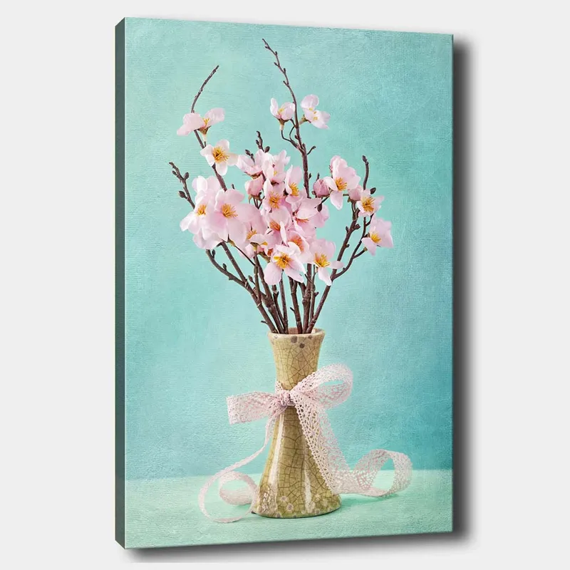 Canvas taulu 70x100 cm - Kaunis vaaleanpunaisten kukkien kimppu vihreässä maljakossa, koristeltu vaaleanpunaisella nauhalla, Vaaleanpunainen / Vihreä / Vaaleansininen