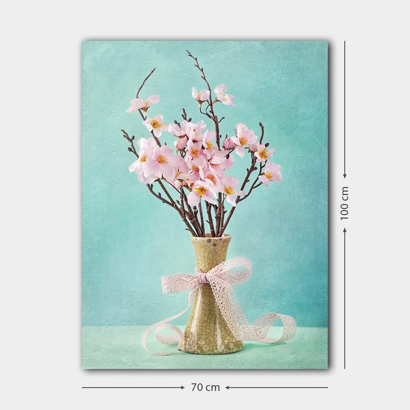 Canvas taulu 70x100 cm - Kaunis vaaleanpunaisten kukkien kimppu vihreässä maljakossa, koristeltu vaaleanpunaisella nauhalla - Vaaleanpunainen / Vihreä / Vaaleansininen - Sisustustuotteet - Taulu & taide - Canvas-taulu