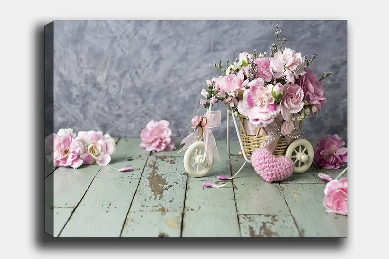 Canvas taulu 70x100 cm - Kaunis vaaleanpunaisten kukkien kimppu pienessä polkupyörän korissa, Vaaleanpunainen / Vihreä / Valkoinen