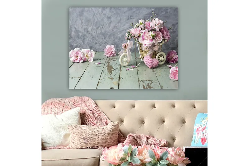 Canvas taulu 70x100 cm - Kaunis vaaleanpunaisten kukkien kimppu pienessä polkupyörän korissa - Vaaleanpunainen / Vihreä / Valkoinen - Sisustustuotteet - Taulu & taide - Canvas-taulu