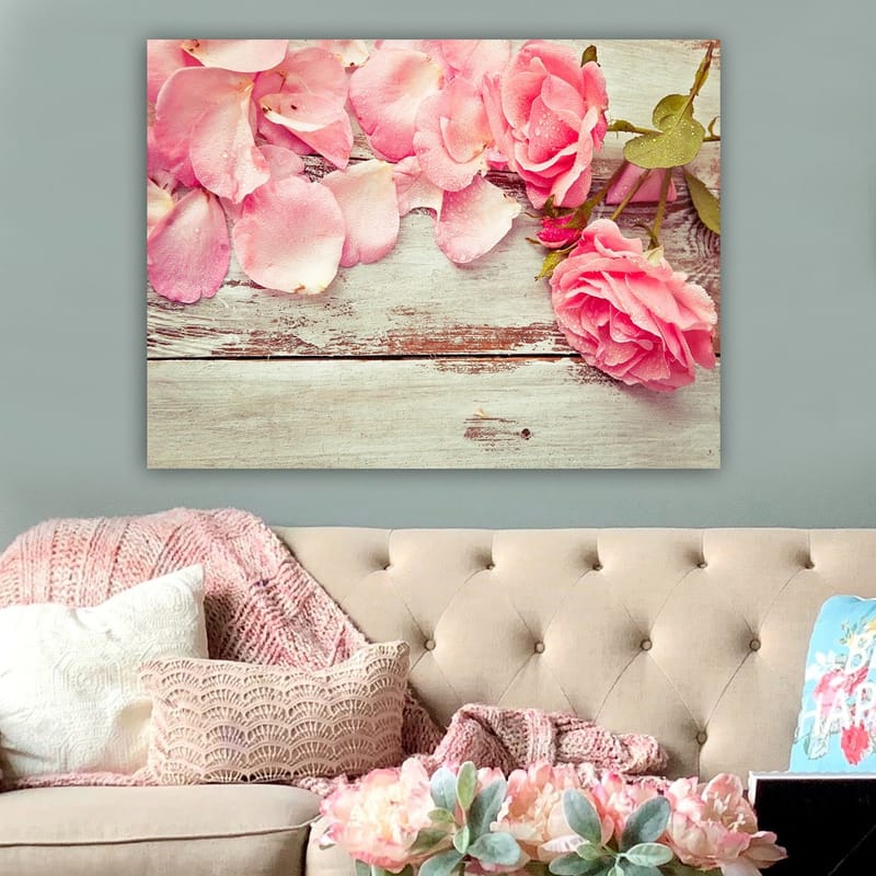 Canvas taulu 70x100 cm - Kaunis vaaleanpunaisten ruusujen ja ruusun terälehdistä koostuva sommitelma puupinnalla - Vaaleanpunainen / Vihreä / Ruskea - Sisustustuotteet - Taulu & taide - Canvas-taulu