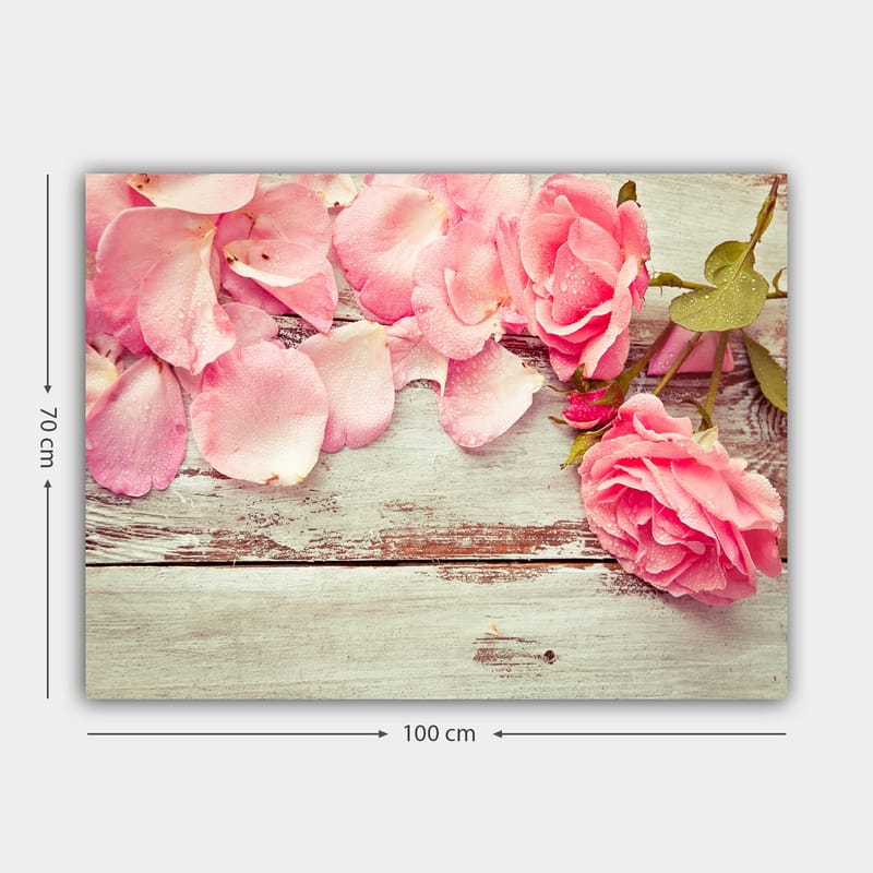 Canvas taulu 70x100 cm - Kaunis vaaleanpunaisten ruusujen ja ruusun terälehdistä koostuva sommitelma puupinnalla - Vaaleanpunainen / Vihreä / Ruskea - Sisustustuotteet - Taulu & taide - Canvas-taulu