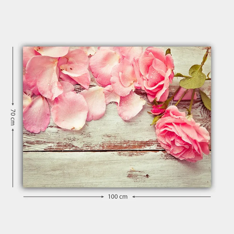 Canvas taulu 70x100 cm - Kaunis vaaleanpunaisten ruusujen ja ruusun terälehdistä koostuva sommitelma puupinnalla - Vaaleanpunainen / Vihreä / Ruskea - Sisustustuotteet - Taulu & taide - Canvas-taulu