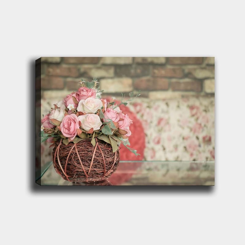 Canvas taulu 70x100 cm - Kaunis vaaleanpunaisten ruusujen kimppu oksista tehdyssä korissa - Vaaleanpunainen / Vihreä / Ruskea - Sisustustuotteet - Taulu & taide - Canvas-taulu