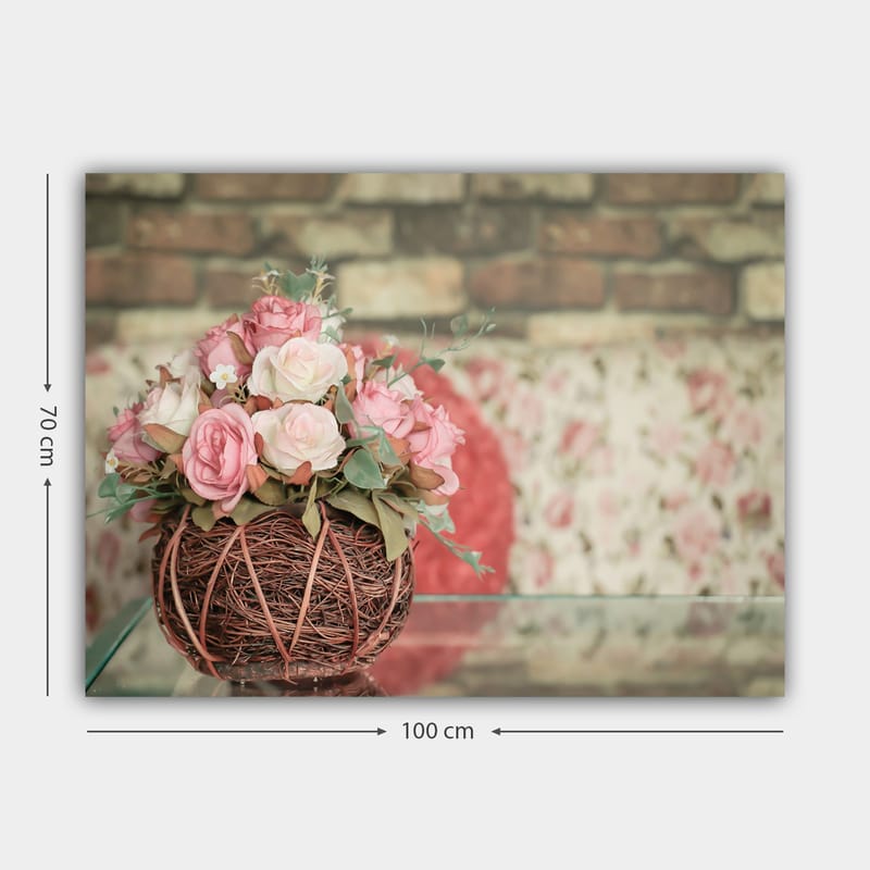 Canvas taulu 70x100 cm - Kaunis vaaleanpunaisten ruusujen kimppu oksista tehdyssä korissa - Vaaleanpunainen / Vihreä / Ruskea - Sisustustuotteet - Taulu & taide - Canvas-taulu