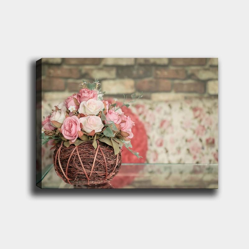 Canvas taulu 70x100 cm - Kaunis vaaleanpunaisten ruusujen kimppu oksista tehdyssä korissa - Vaaleanpunainen / Vihreä / Ruskea - Sisustustuotteet - Taulu & taide - Canvas-taulu