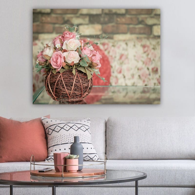 Canvas taulu 70x100 cm - Kaunis vaaleanpunaisten ruusujen kimppu oksista tehdyssä korissa, Vaaleanpunainen / Vihreä / Ruskea