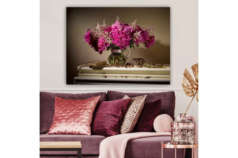 Canvas taulu 70x100 cm - Kaunis vaaleanpunaisten pionien kimppu lasimaljakossa - Vaaleanpunainen / Vihreä / Beige - Sisustustuotteet - Taulu & taide - Canvas-taulu