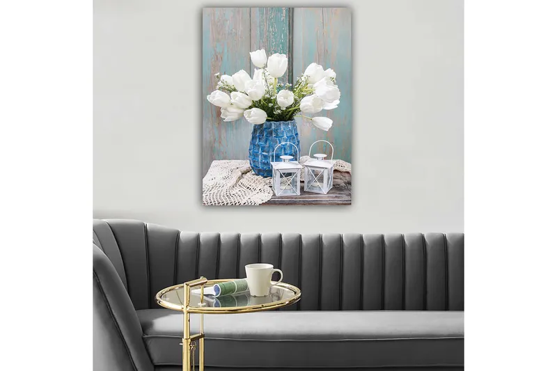 Canvas taulu 70x100 cm - Kaunis valkoisten tulppaanien kimppu sinisessä maljakossa, asetettu puupinnalle kirkkailla yksityiskohdilla, Valkoinen / Sininen / Harmaa