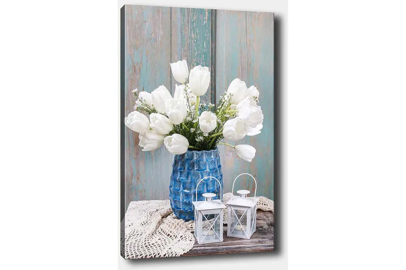 Canvas taulu 70x100 cm - Kaunis valkoisten tulppaanien kimppu sinisessä maljakossa, asetettu puupinnalle kirkkailla yksityiskohdilla - Valkoinen / Sininen / Harmaa - Sisustustuotteet - Taulu & taide - Canvas-taulu