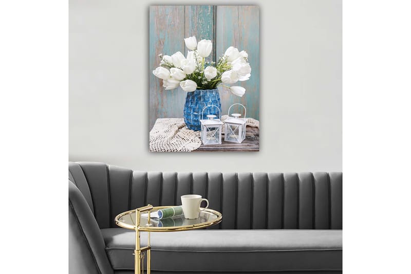 Canvas taulu 70x100 cm - Kaunis valkoisten tulppaanien kimppu sinisessä maljakossa, asetettu puupinnalle kirkkailla yksityiskohdilla, Valkoinen / Sininen / Harmaa
