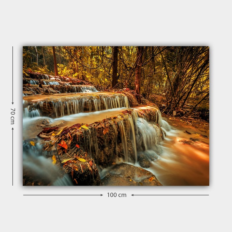 Canvas taulu 70x100 cm - Kaunis vesiputous, joka virtaa useita tasoja alas syksyn värisessä metsässä - Kulta / Ruskea / Oranssi - Sisustustuotteet - Taulu & taide - Canvas-taulu