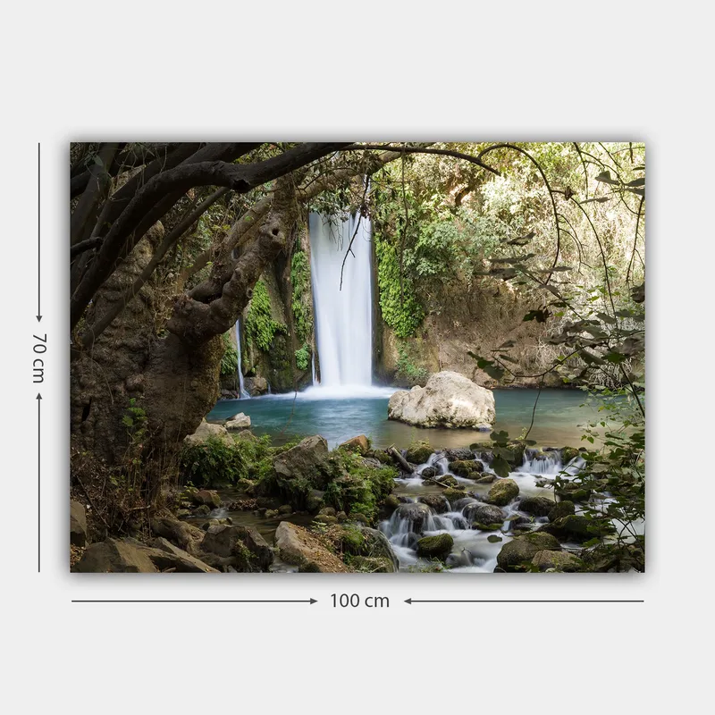 Canvas taulu 70x100 cm - Kaunis vesiputous rehevän kasvillisuuden ja kivien ympäröimänä - Vihreä / Sininen / Beige - Sisustustuotteet - Taulu & taide - Canvas-taulu