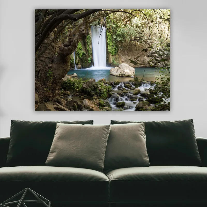 Canvas taulu 70x100 cm - Kaunis vesiputous rehevän kasvillisuuden ja kivien ympäröimänä - Vihreä / Sininen / Beige - Sisustustuotteet - Taulu & taide - Canvas-taulu