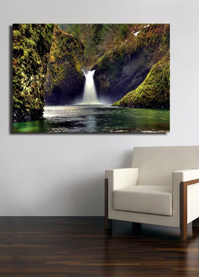 Canvas taulu 70x100 cm - Kaunis vesiputous virtaa alas vihreiden kallioiden välistä luonnonkauniissa ympäristössä - Vihreä / Sininen / Ruskea - Sisustustuotteet - Taulu & taide - Canvas-taulu