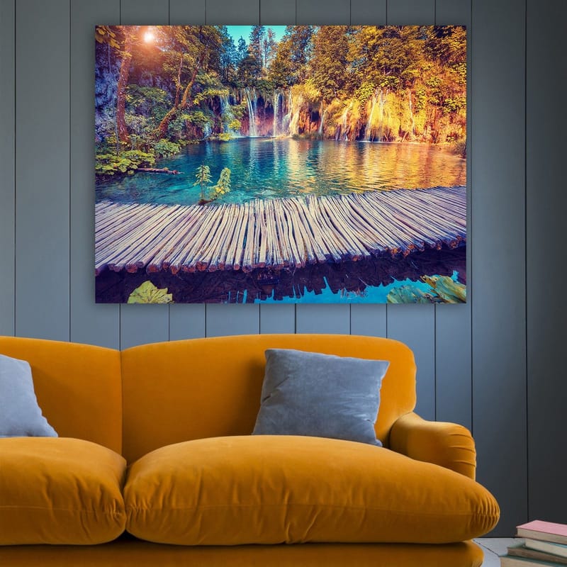 Canvas taulu 70x100 cm - Kaunis vesiputousmaisema kirkkaan sinisellä vedellä, rehevän vehreyden ja puiden ympäröimänä - Sininen / Vihreä / Ruskea - Sisustustuotteet - Taulu & taide - Canvas-taulu