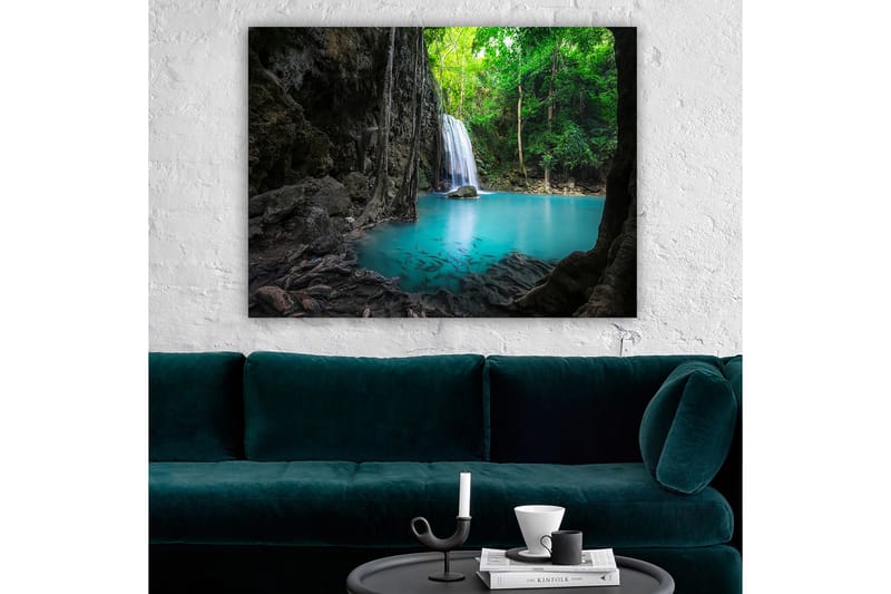 Canvas taulu 70x100 cm - Kaunis vesiputousmaisema rehevän vehreyden ja kirkkaan turkoosin veden ympäröimänä - Turkoosi / Vihreä / Harmaa - Sisustustuotteet - Taulu & taide - Canvas-taulu
