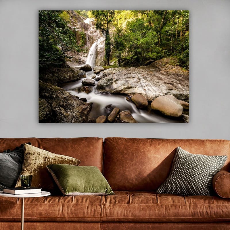 Canvas taulu 70x100 cm - Kaunis vesiputousmaisema rehevän vehreyden ja lohkareiden ympäröimänä - Vihreä / Harmaa / Ruskea - Sisustustuotteet - Taulu & taide - Canvas-taulu