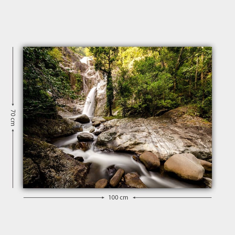 Canvas taulu 70x100 cm - Kaunis vesiputousmaisema rehevän vehreyden ja lohkareiden ympäröimänä - Vihreä / Harmaa / Ruskea - Sisustustuotteet - Taulu & taide - Canvas-taulu
