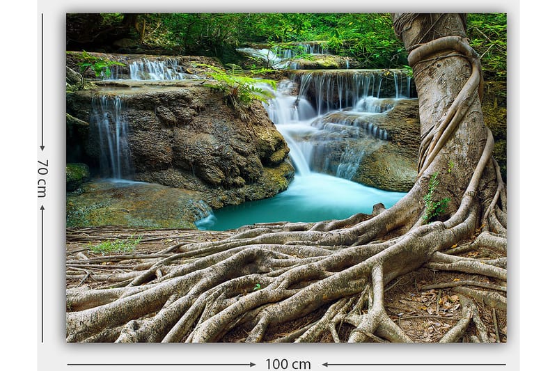 Canvas taulu 70x100 cm - Kaunis vesiputousmaisema rehevän vehreyden ja tukevien puunrunkojen ympäröimänä - Vihreä / Sininen / Ruskea - Sisustustuotteet - Taulu & taide - Canvas-taulu