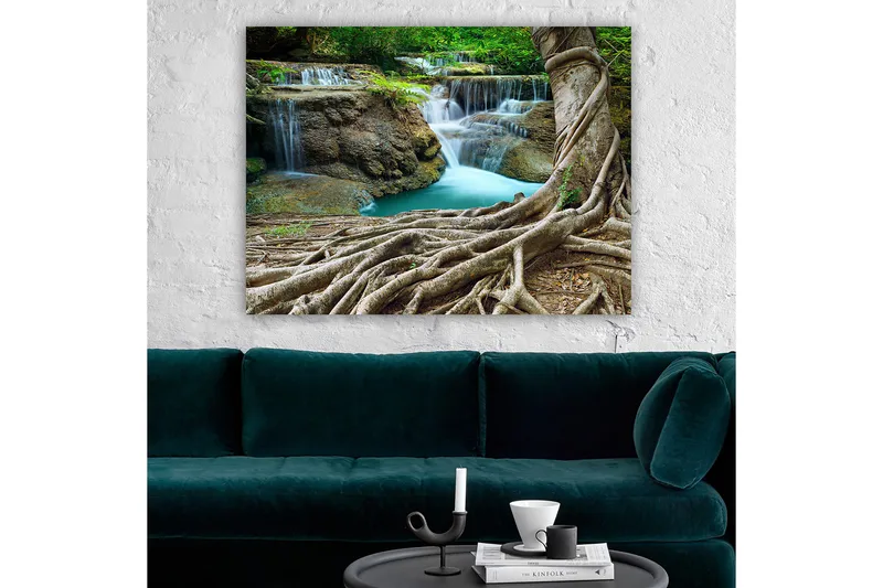 Canvas taulu 70x100 cm - Kaunis vesiputousmaisema rehevän vehreyden ja tukevien puunrunkojen ympäröimänä, Vihreä / Sininen / Ruskea