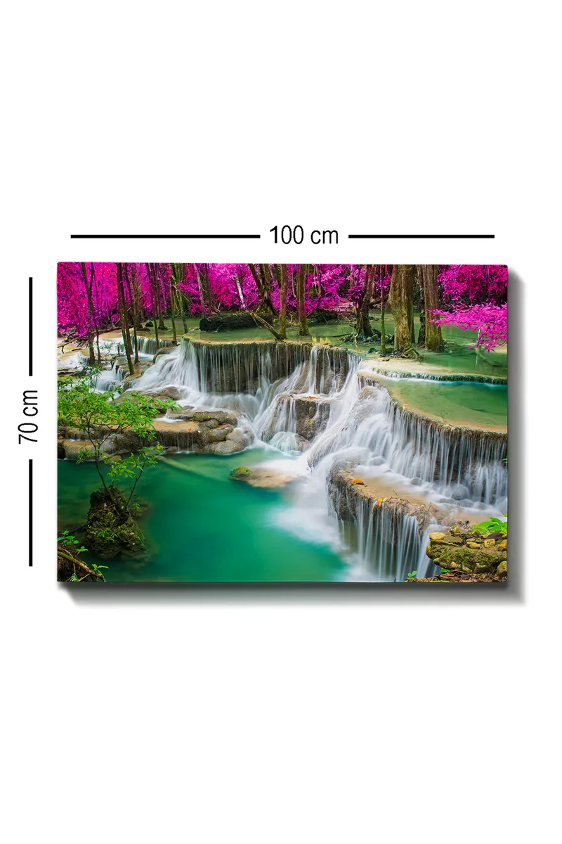 Canvas taulu 70x100 cm - Kaunis vesiputousmaisema rehevän vehreyden ja vaaleanpunaisten kukkien ympäröimänä - Turkoosi / Vaaleanpunainen / Vihreä - Sisustustuotteet - Taulu & taide - Canvas-taulu