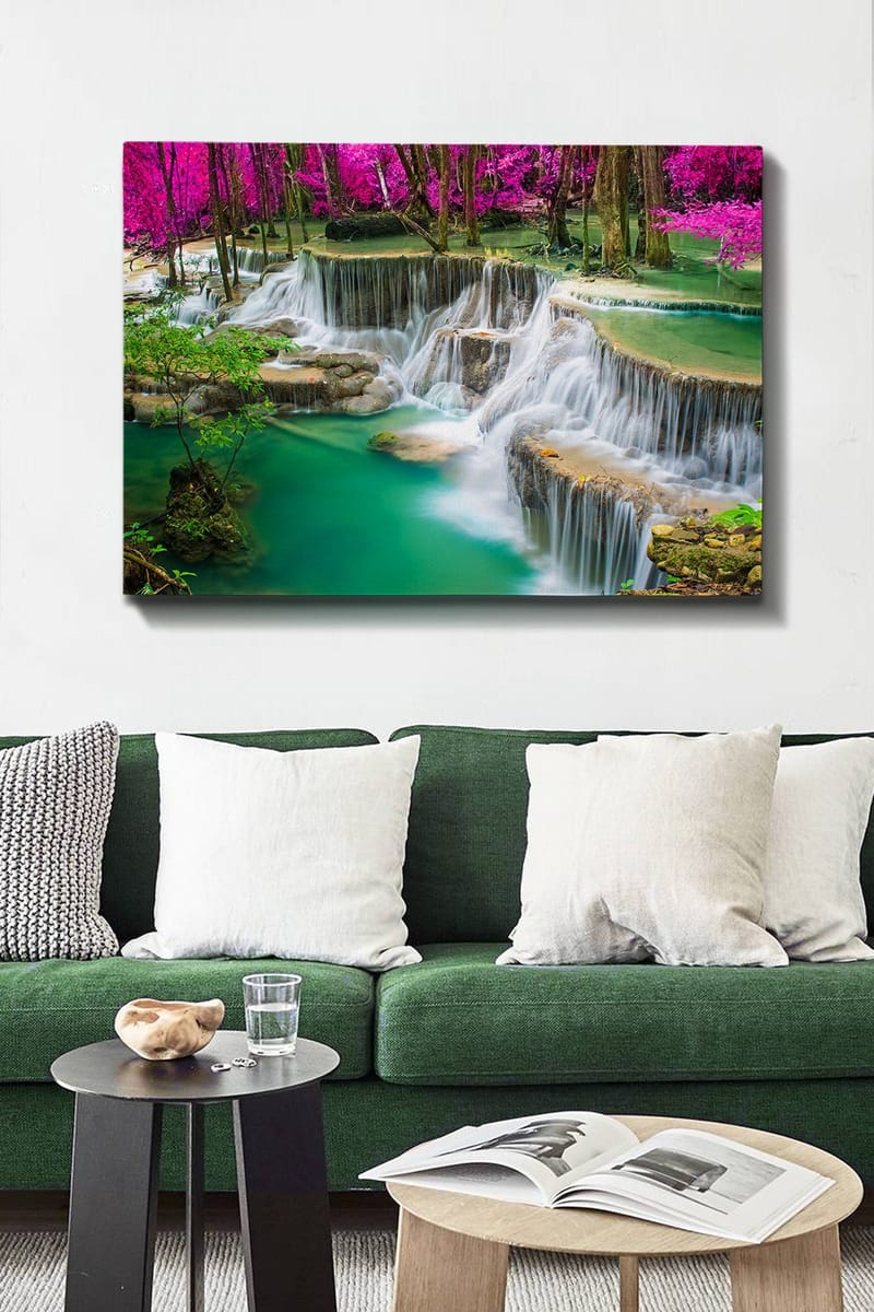 Canvas taulu 70x100 cm - Kaunis vesiputousmaisema rehevän vehreyden ja vaaleanpunaisten kukkien ympäröimänä - Turkoosi / Vaaleanpunainen / Vihreä - Sisustustuotteet - Taulu & taide - Canvas-taulu