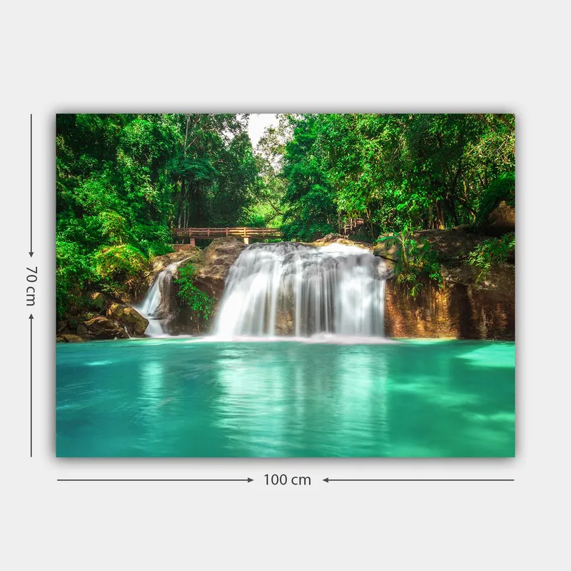Canvas taulu 70x100 cm - Kaunis vesiputousmaisema rehevän vehreyden ympäröimänä - Turkoosi / Vihreä - Sisustustuotteet - Taulu & taide - Canvas-taulu