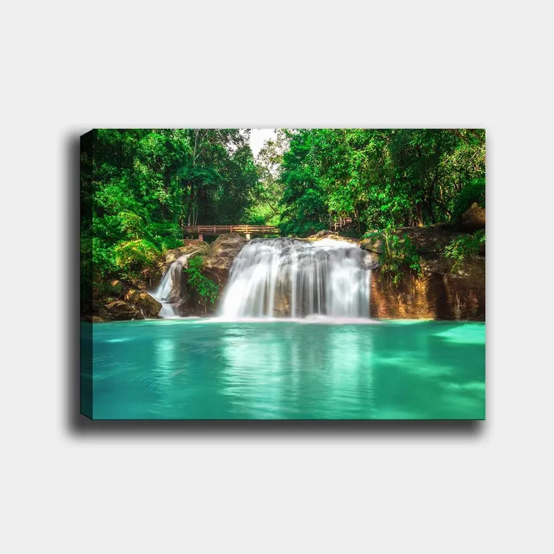Canvas taulu 70x100 cm - Kaunis vesiputousmaisema rehevän vehreyden ympäröimänä, Turkoosi / Vihreä