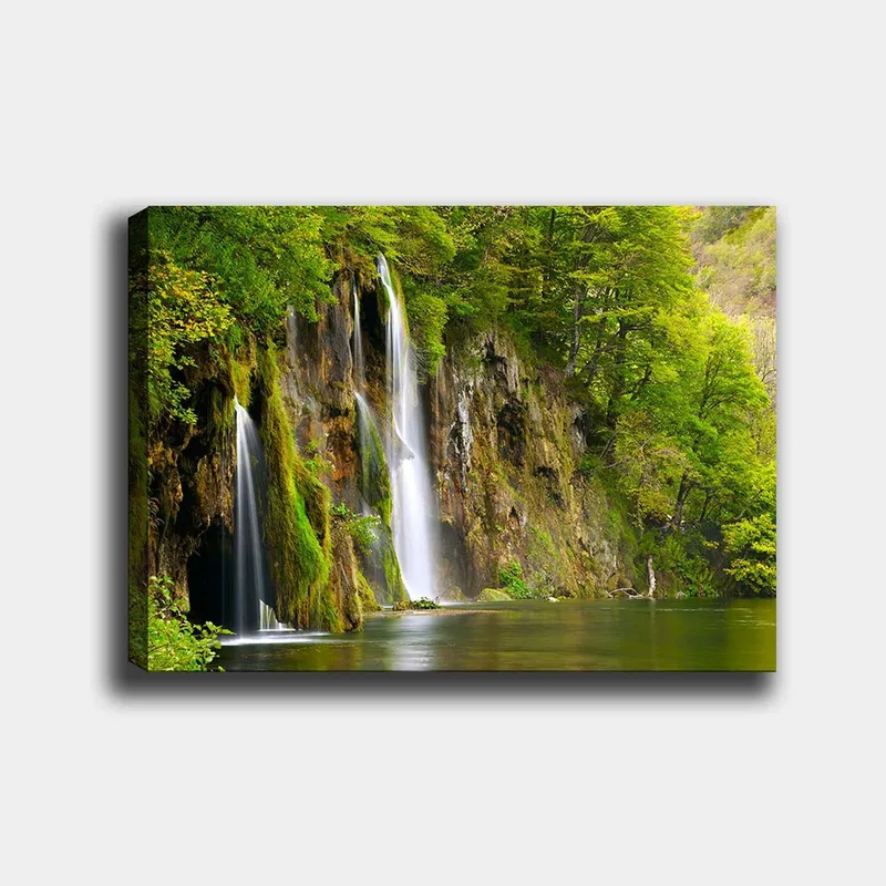 Canvas taulu 70x100 cm - Kaunis vesiputousmaisema rehevän vehreyden ympäröimänä, Vihreä / Ruskea / Valkoinen