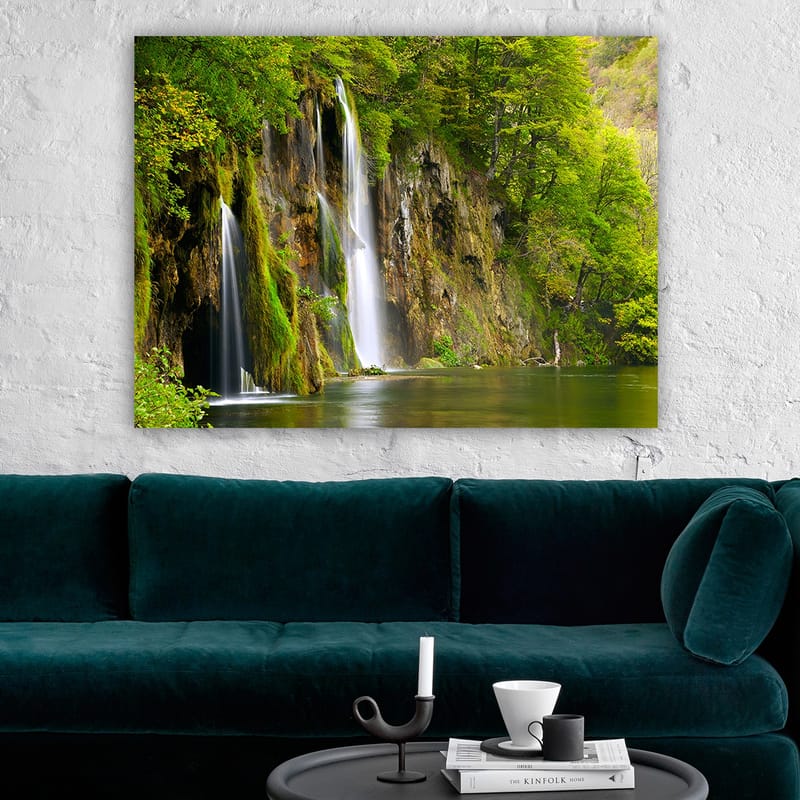 Canvas taulu 70x100 cm - Kaunis vesiputousmaisema rehevän vehreyden ympäröimänä - Vihreä / Ruskea / Valkoinen - Sisustustuotteet - Taulu & taide - Canvas-taulu