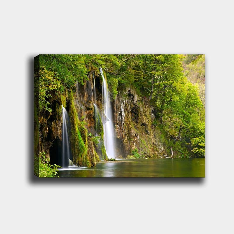 Canvas taulu 70x100 cm - Kaunis vesiputousmaisema rehevän vehreyden ympäröimänä, Vihreä / Ruskea / Valkoinen