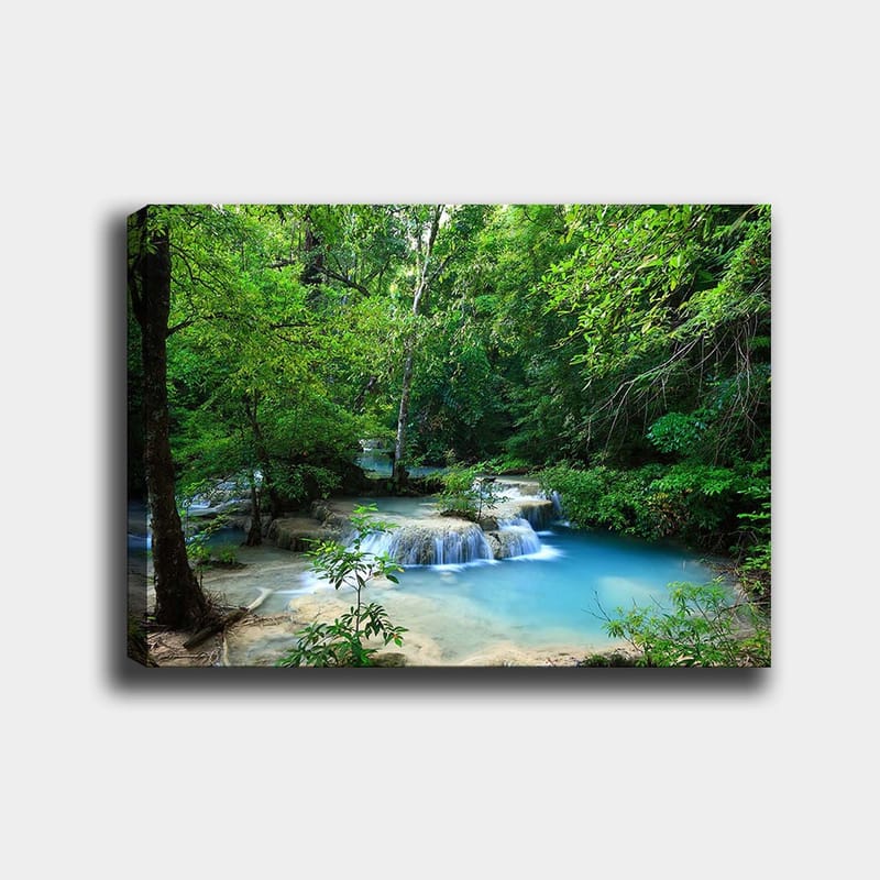 Canvas taulu 70x100 cm - Kaunis vesiputousmaisema rehevän vehreyden ympäröimänä, Vihreä / Sininen / Beige