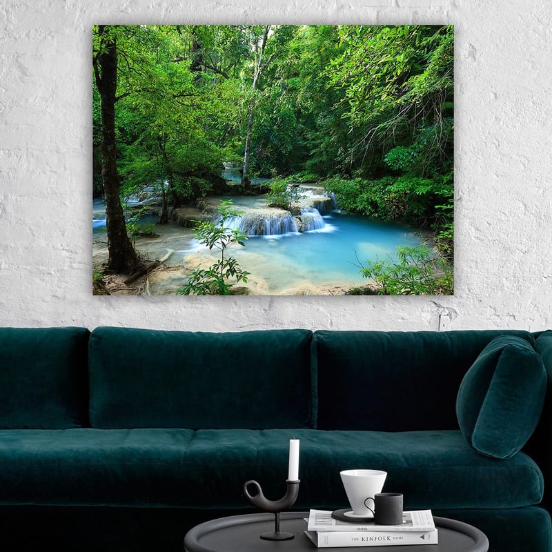 Canvas taulu 70x100 cm - Kaunis vesiputousmaisema rehevän vehreyden ympäröimänä - Vihreä / Sininen / Beige - Sisustustuotteet - Taulu & taide - Canvas-taulu