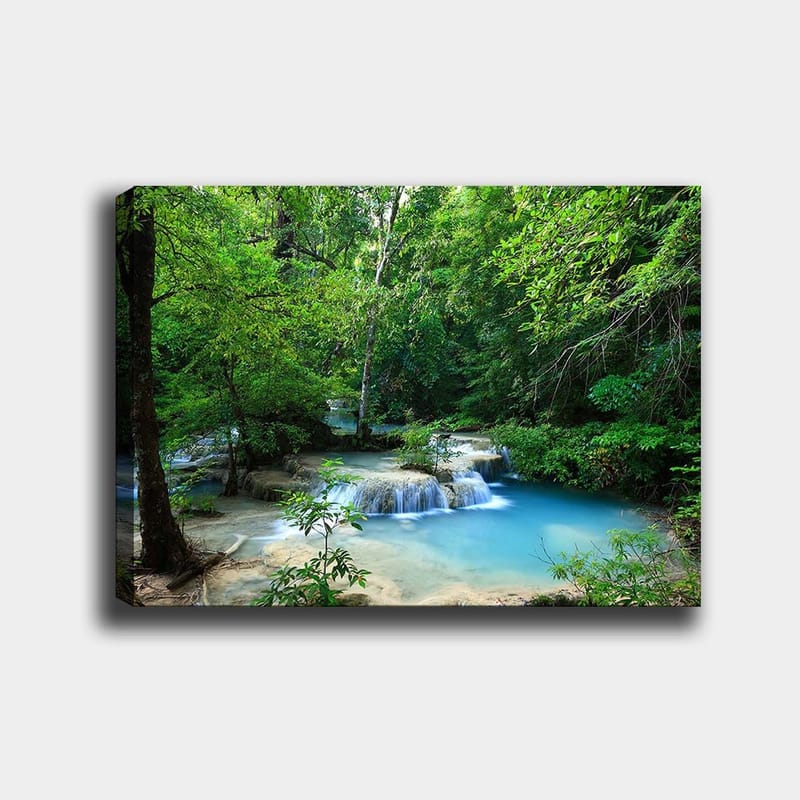 Canvas taulu 70x100 cm - Kaunis vesiputousmaisema rehevän vehreyden ympäröimänä, Vihreä / Sininen / Beige