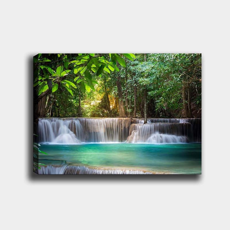 Canvas taulu 70x100 cm - Kaunis vesiputousmaisema rehevän vehreyden ympäröimänä, Vihreä / Turkoosi / Ruskea