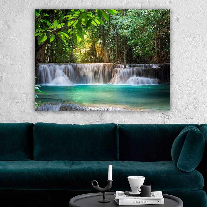 Canvas taulu 70x100 cm - Kaunis vesiputousmaisema rehevän vehreyden ympäröimänä - Vihreä / Turkoosi / Ruskea - Sisustustuotteet - Taulu & taide - Canvas-taulu